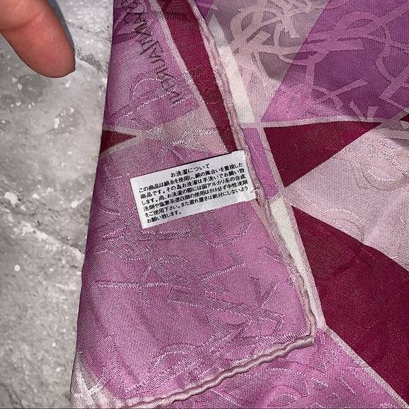 ♥𝔽ℝ𝔼𝔼 𝘄𝗶𝘁𝗵 purchase!!♥ Yves Saint Laurent 100% Silk Scarf/Wrap - Picture 6 of 11
